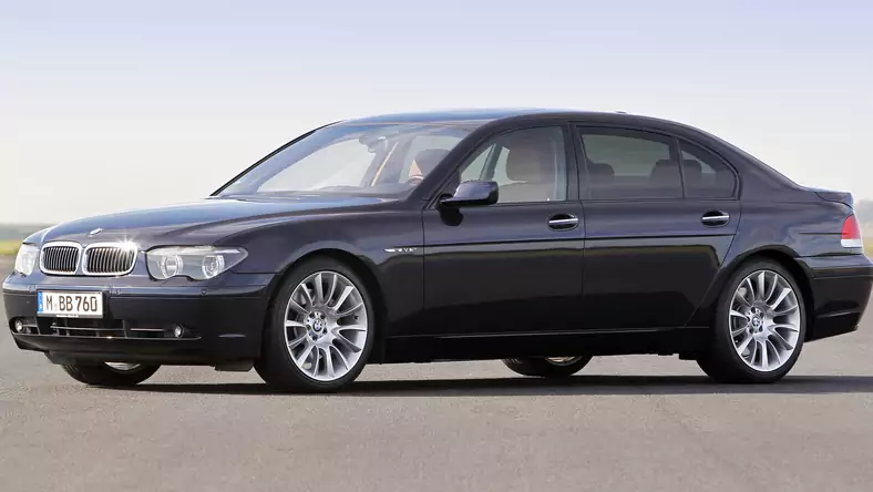 BMW Seria 7 IV E65/E66/E67/E68 (2001 - 2008) Sedan 760i wersja 4-drzwiowa, Benzynowy, Automatyczna skrzynia biegów, 5972cm3 - 445KM, 2165kg