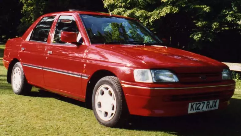 Ford Orion III (1990 - 1993) Sedan Orion 1.8 Si Ghia wersja 4-drzwiowa, Benzynowy, Manualna skrzynia biegów, 1796cm3 - 130KM, 1090kg