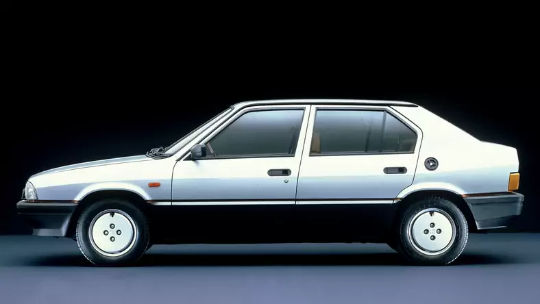 Alfa Romeo 33 (1983 - 1995) Hatchback 33 1.7 16V IE wersja 5-drzwiowa, Benzynowy, Manualna skrzynia biegów, 1712cm3 - 133KM, 990kg