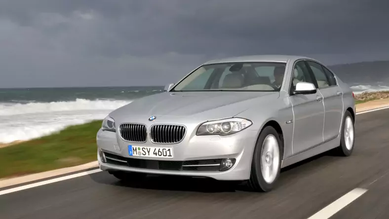 BMW Seria 5 VI F10/F11/F07 (2010 - ) Sedan M5 wersja 4-drzwiowa, Benzynowy, Automatyczna skrzynia biegów, 4395cm3 - 560KM, 1870kg