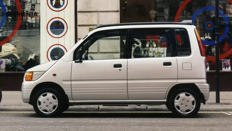 Daihatsu Move I (1995 - 1999) Kombi Move SGX wersja 5-drzwiowa, Benzynowy, Manualna skrzynia biegów, 847cm3 - 42KM, 820kg