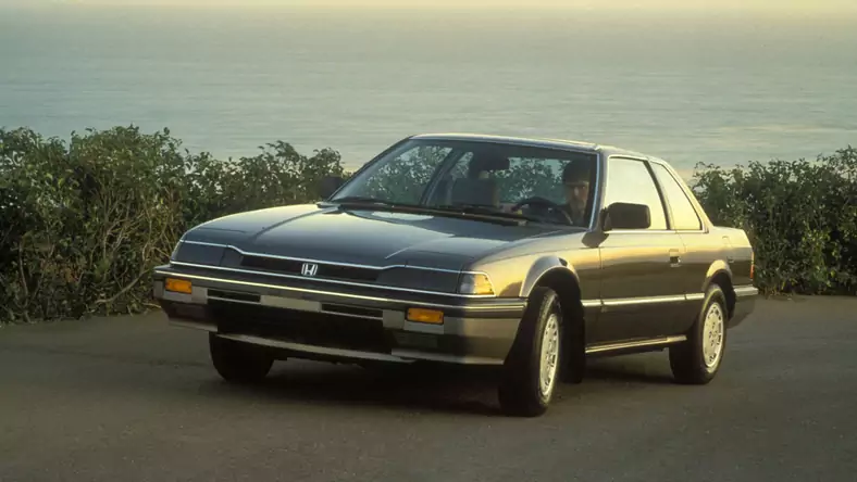 Honda Prelude II (1982 - 1987) Coupe Prelude 1.8 EX wersja 2-drzwiowa, Benzynowy, Manualna skrzynia biegów, 1829cm3 - 106KM, 975kg