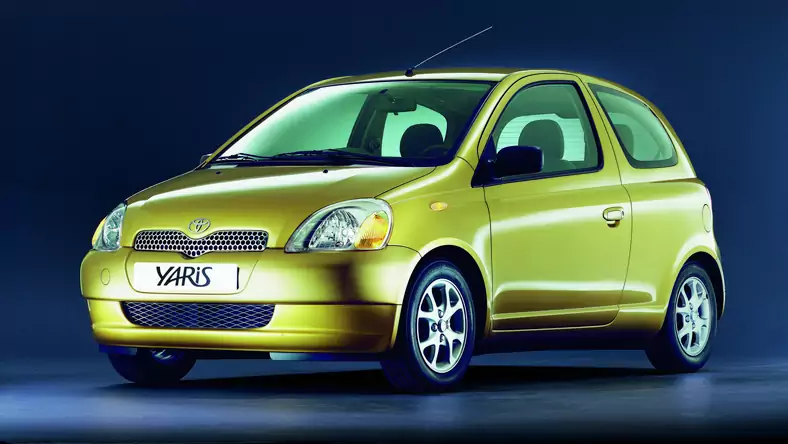 Toyota Yaris I (1999 - 2005) Hatchback Yaris 1.0 Pak3 wersja 3-drzwiowa, Benzynowy, Manualna skrzynia biegów, 998cm3 - 68KM, 830kg