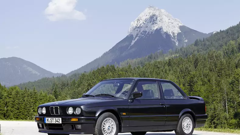 BMW Seria 3 II E30 (1982 - 1991) Sedan 323i wersja 2-drzwiowa, Benzynowy, Manualna skrzynia biegów, 2316cm3 - 149KM, 1070kg