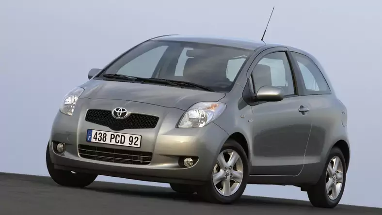 Toyota Yaris II (2005 - 2011) Hatchback Yaris 1.3 Luna Gold wersja 3-drzwiowa, Benzynowy, Manualna skrzynia biegów, 1296cm3 - 87KM, 1010kg