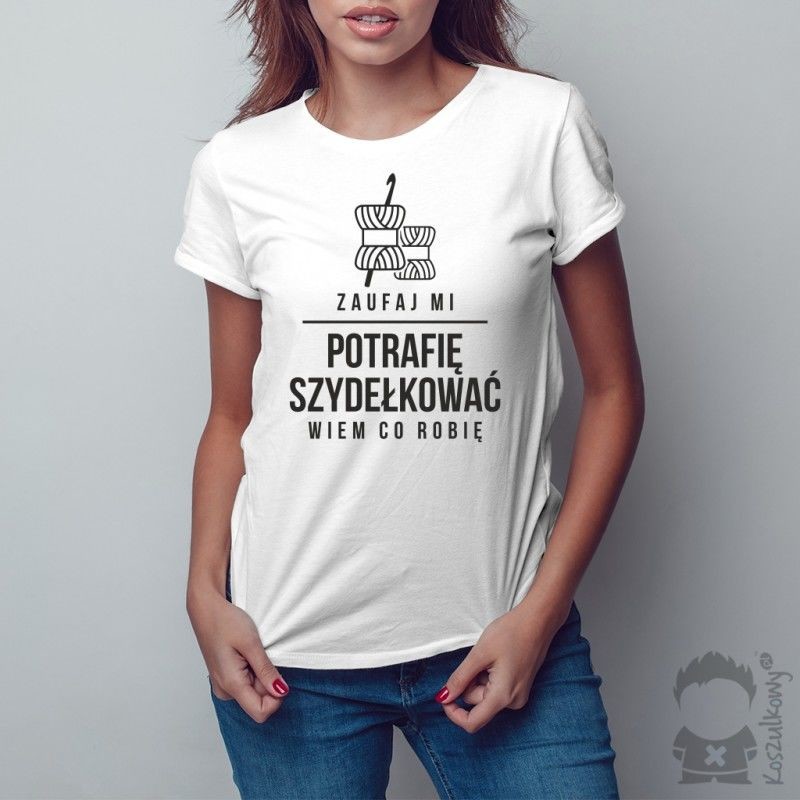 Koszulkowy Zaufaj mi - potrafię szydełkować, wiem co robię - damska koszulka z nadrukiem