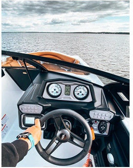 Rejs łodzią motorową  Giżycko P0009406