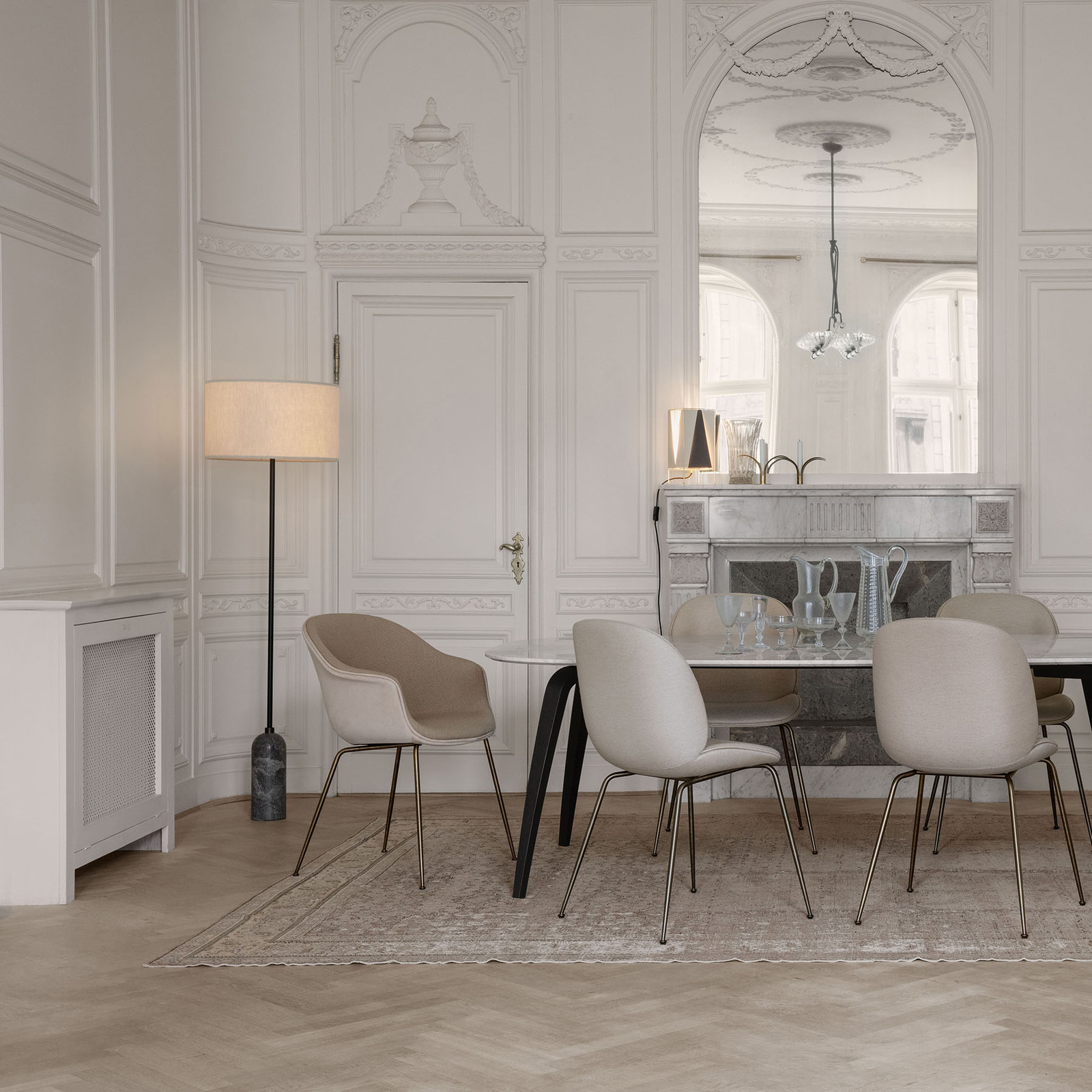 GUBI GUBI Gravity lampa podłogowa szary marmur/kremowa