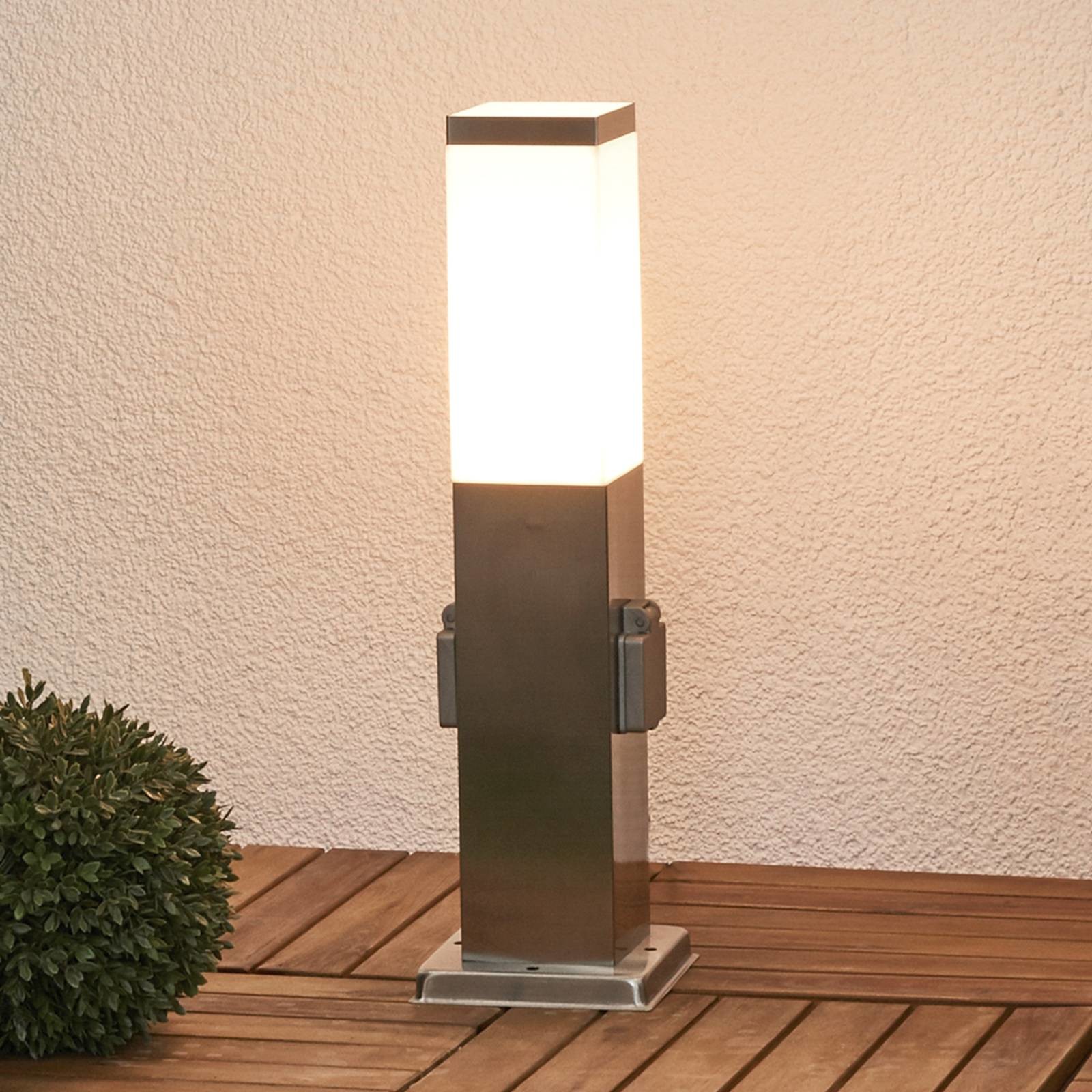 Lindby Stojąca zewnętrzna lampa kwadratowa ze stali nierdzewnej IP44 z gniazdami - Lorian
