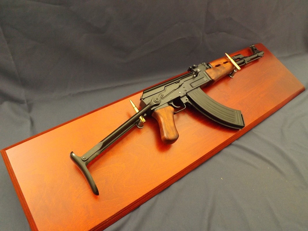 Denix SA REPLIKA ROSYJSKI KARABIN MASZYNOWY AK-47 NA TABLO MODEL 1097+TD+34 1097+TD+34