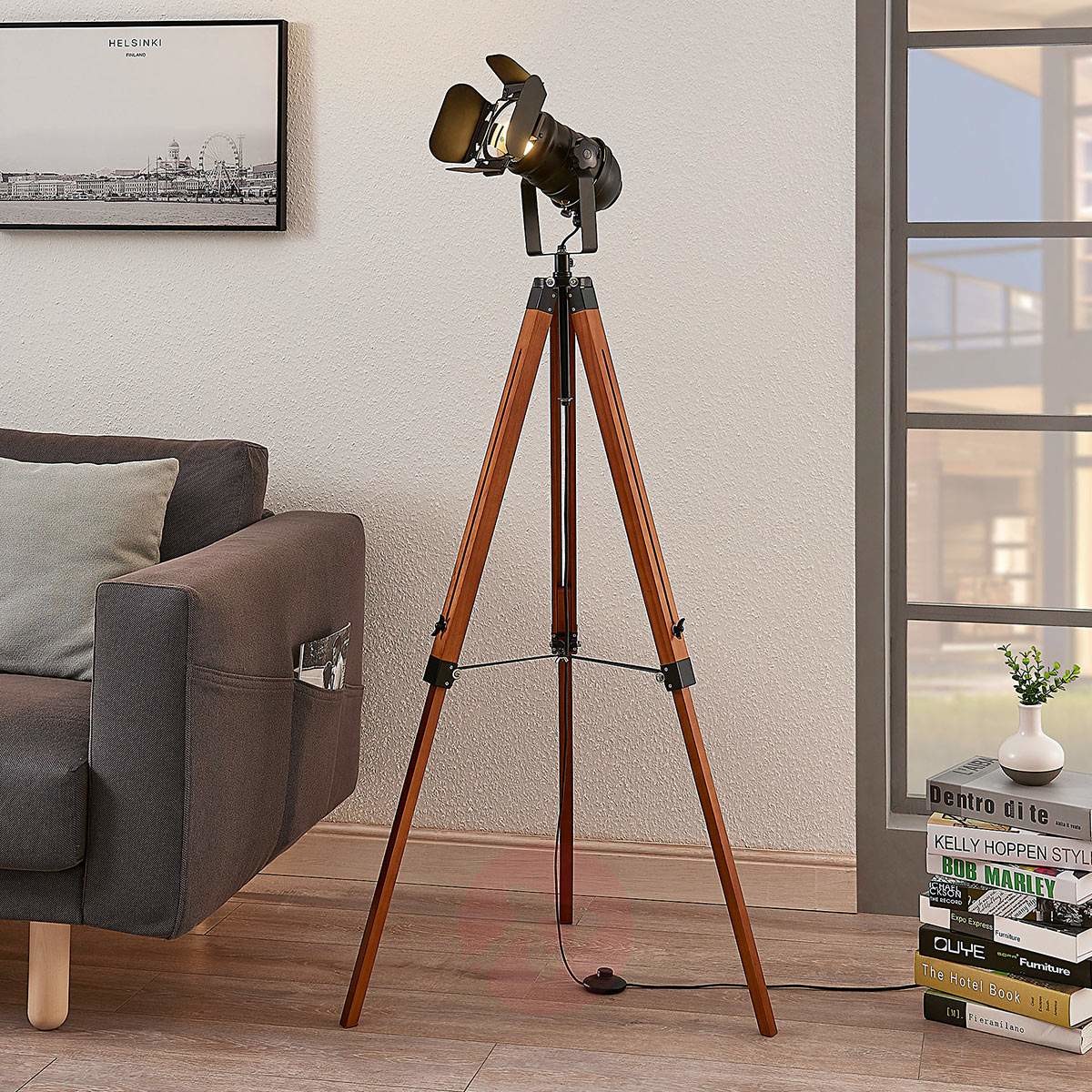 Lampenwelt com Drewniana lampa stojąca Hilma z trójnożną podstawą