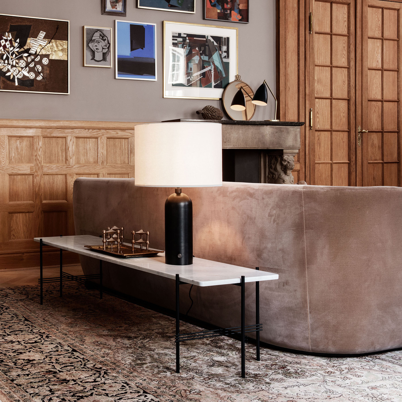 GUBI GUBI Gräshoppa lampa stołowa, czarna