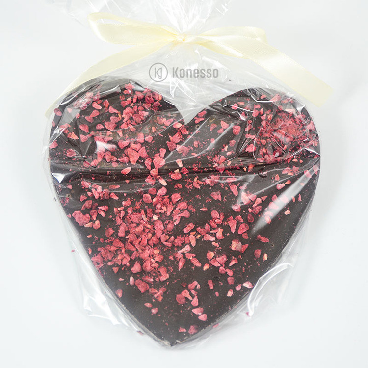 M.Pelczar Chocolatier Serce z gorzkiej czekolady dekorowane malinami serce malina