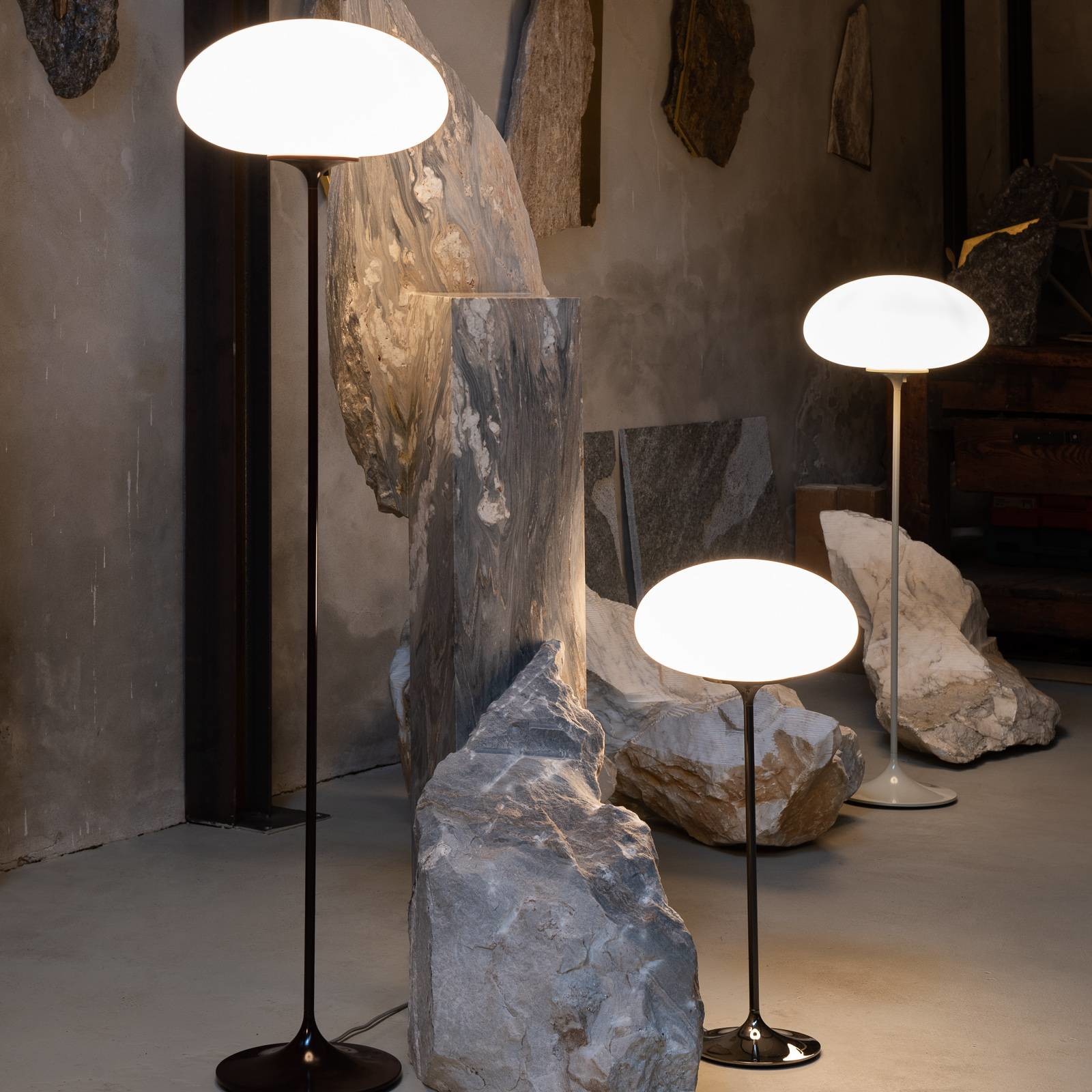 GUBI GUBI Stemlite lampa stojąca czarno-czerwona 150 cm