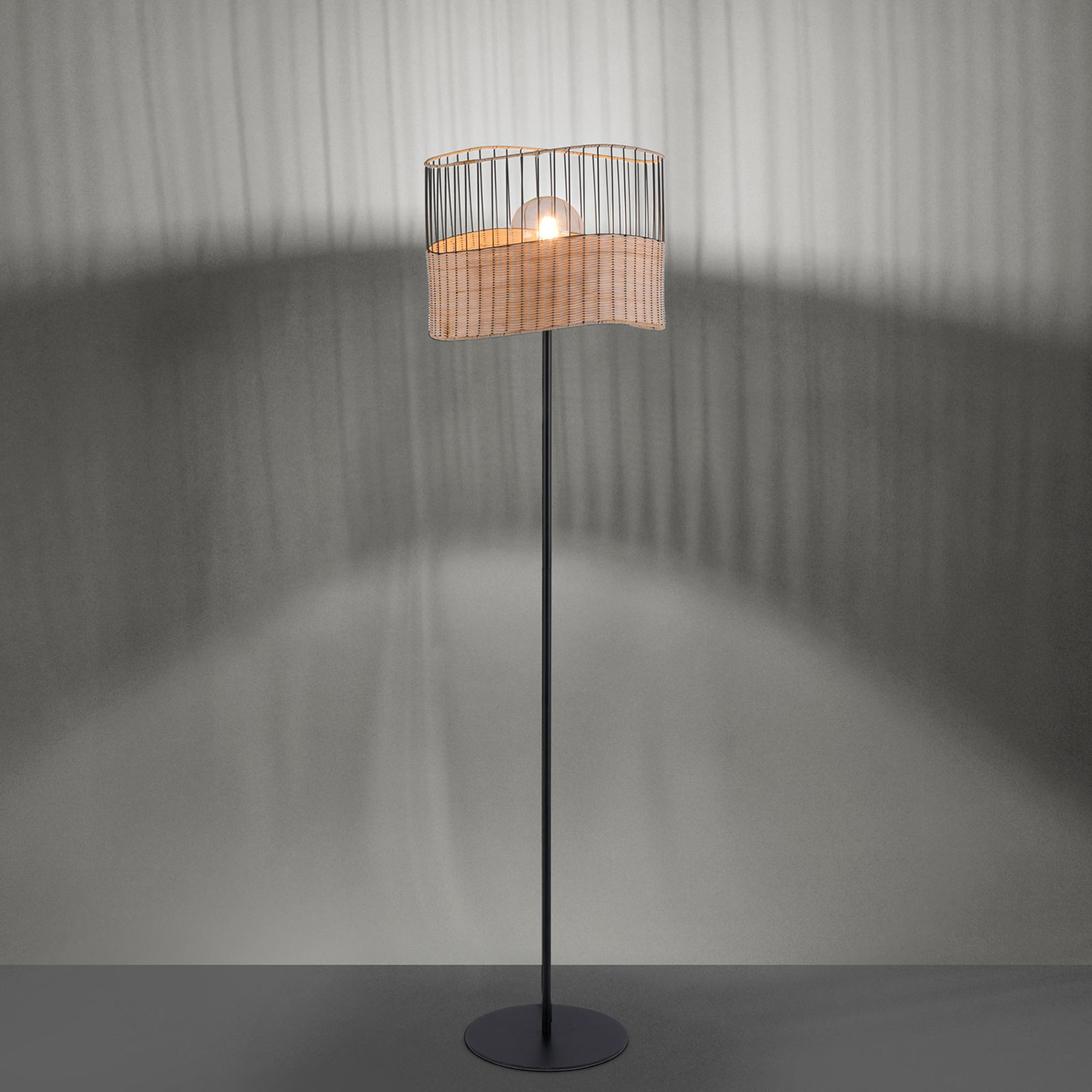 Leuchten Direkt Lampa podłogowa Reed z drewna i metalu