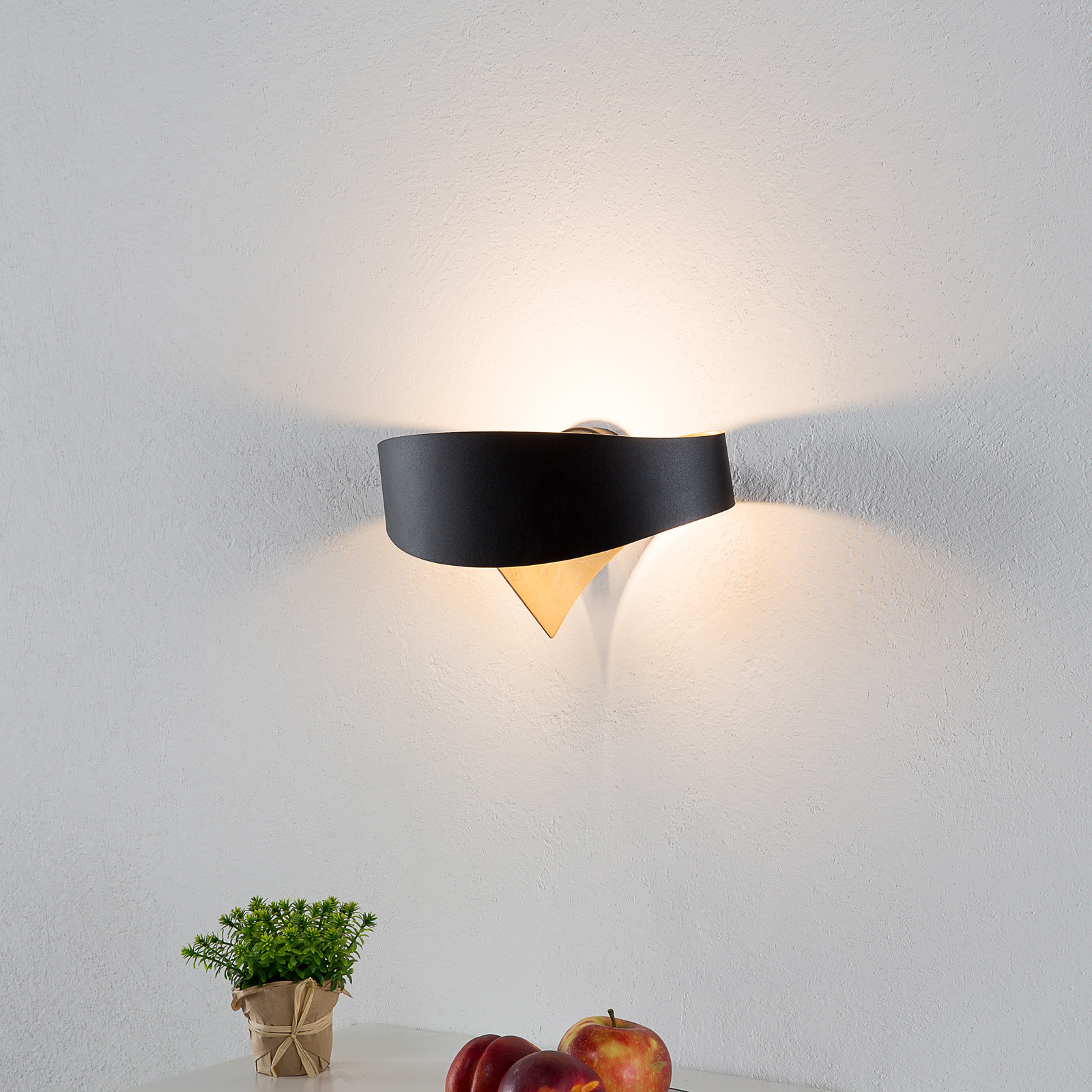 Selene Czarno-złota designerska lampa ścienna Scudo LED