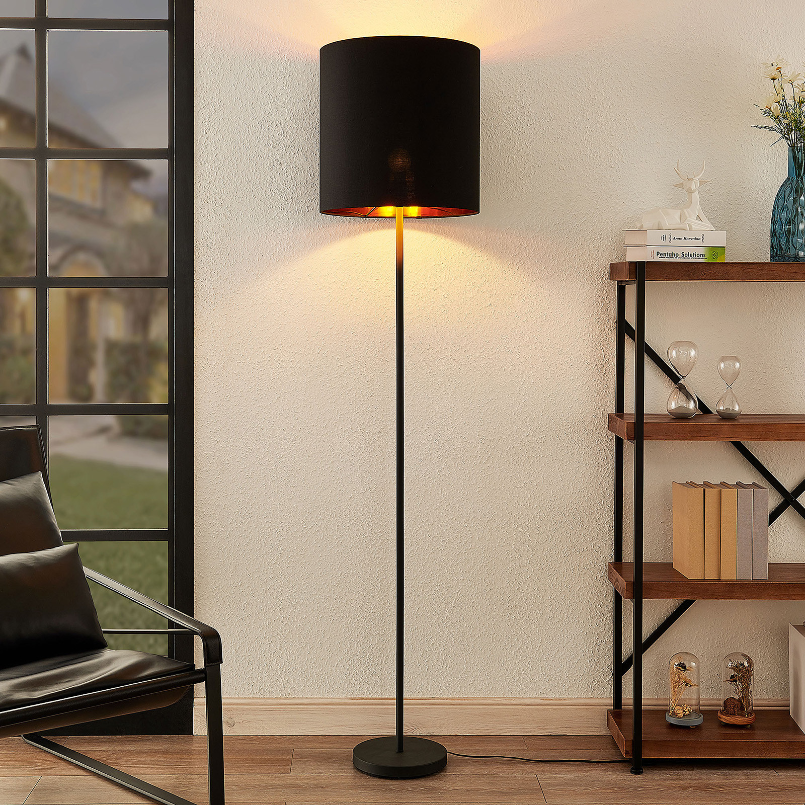 Lindby Lindby Nymar lampa podłogowa materiał czarno-złota