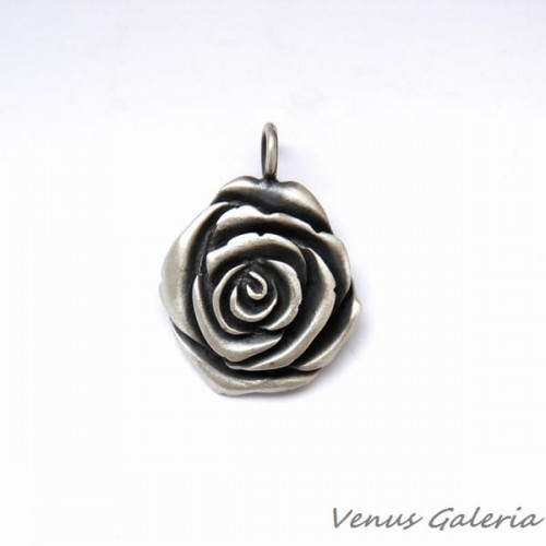 Zawieszka srebrna- Oksydowana róża duża 175