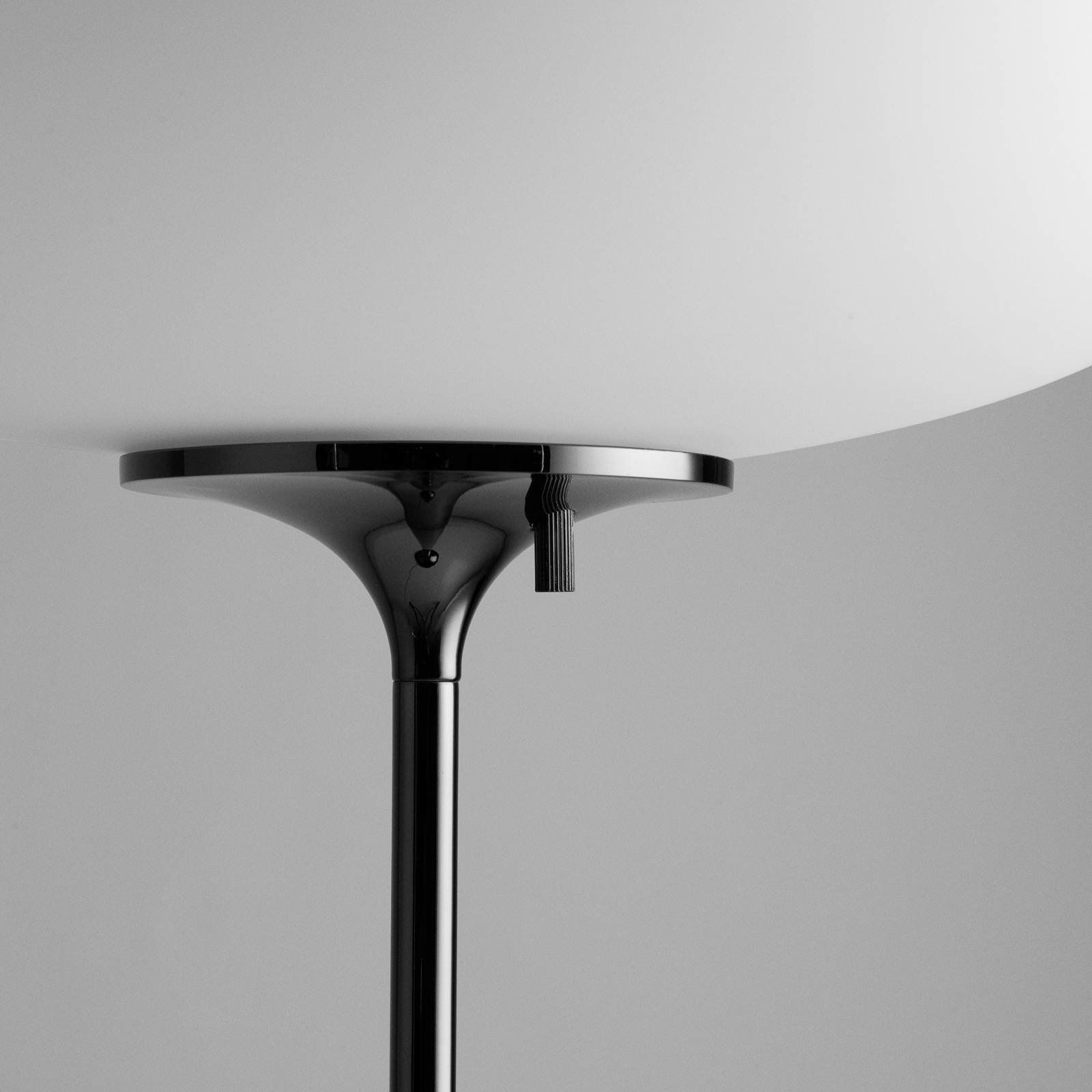GUBI GUBI Stemlite lampa stojąca, czarna-chrom, 110 cm