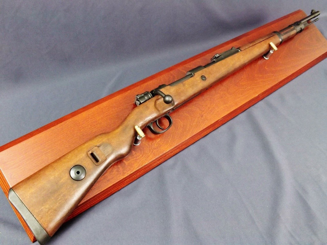Denix SA REPLIKA KARABIN 98K MAUSER NA TABLO MODEL 1146+T