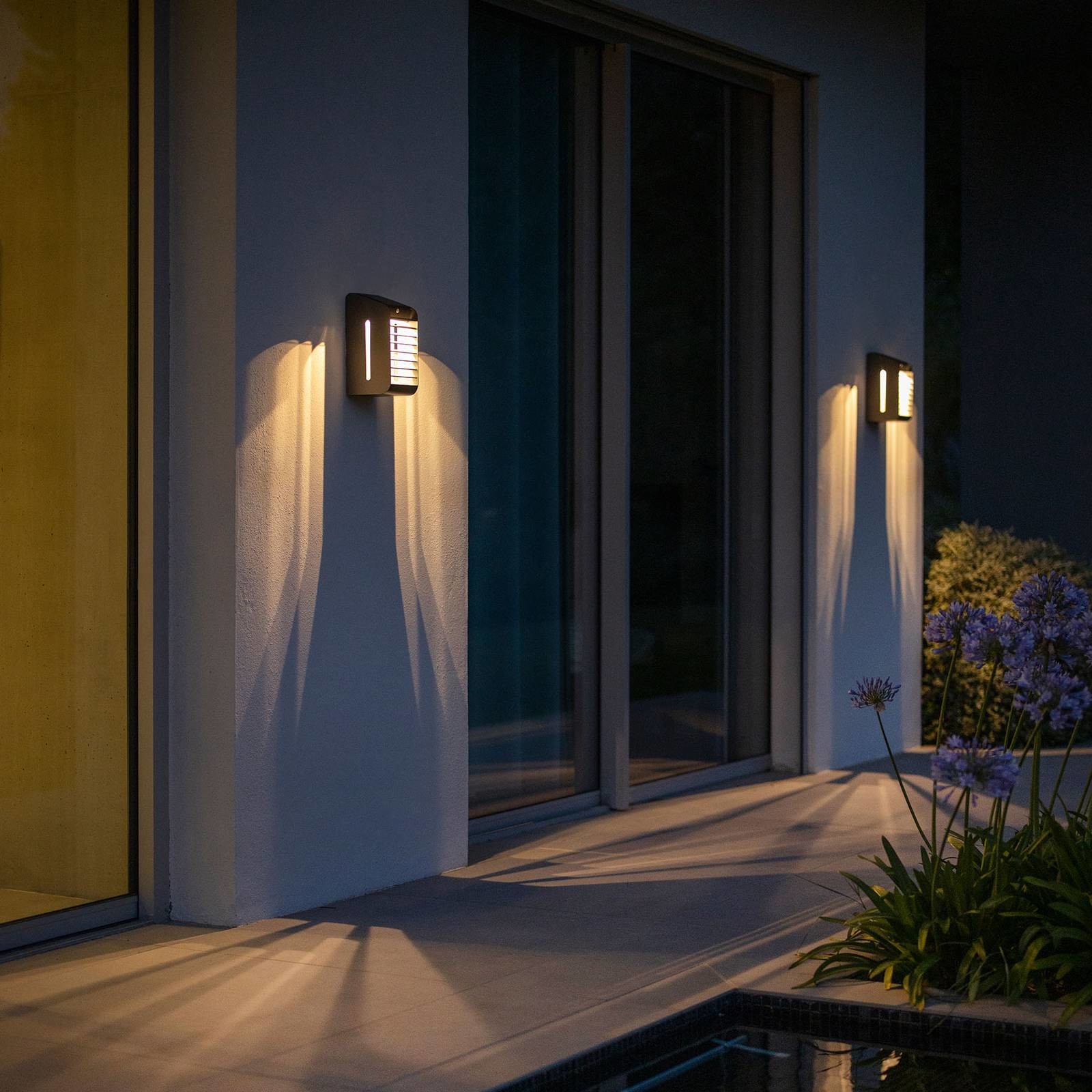 LES JARDINS Solarna lampa ścienna LED Corner, czujnik, szara