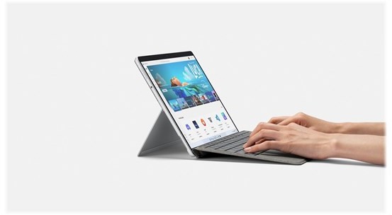 Microsoft Surface Pro Signature Keyboard - keyboard - with touchpad accelerometer Surface Slim Pen 2 storage and charging tray - QWERTZ - German - platinum - with Slim Pen 2 - Klawiatury - Niemcy - Sz 8X6-00065