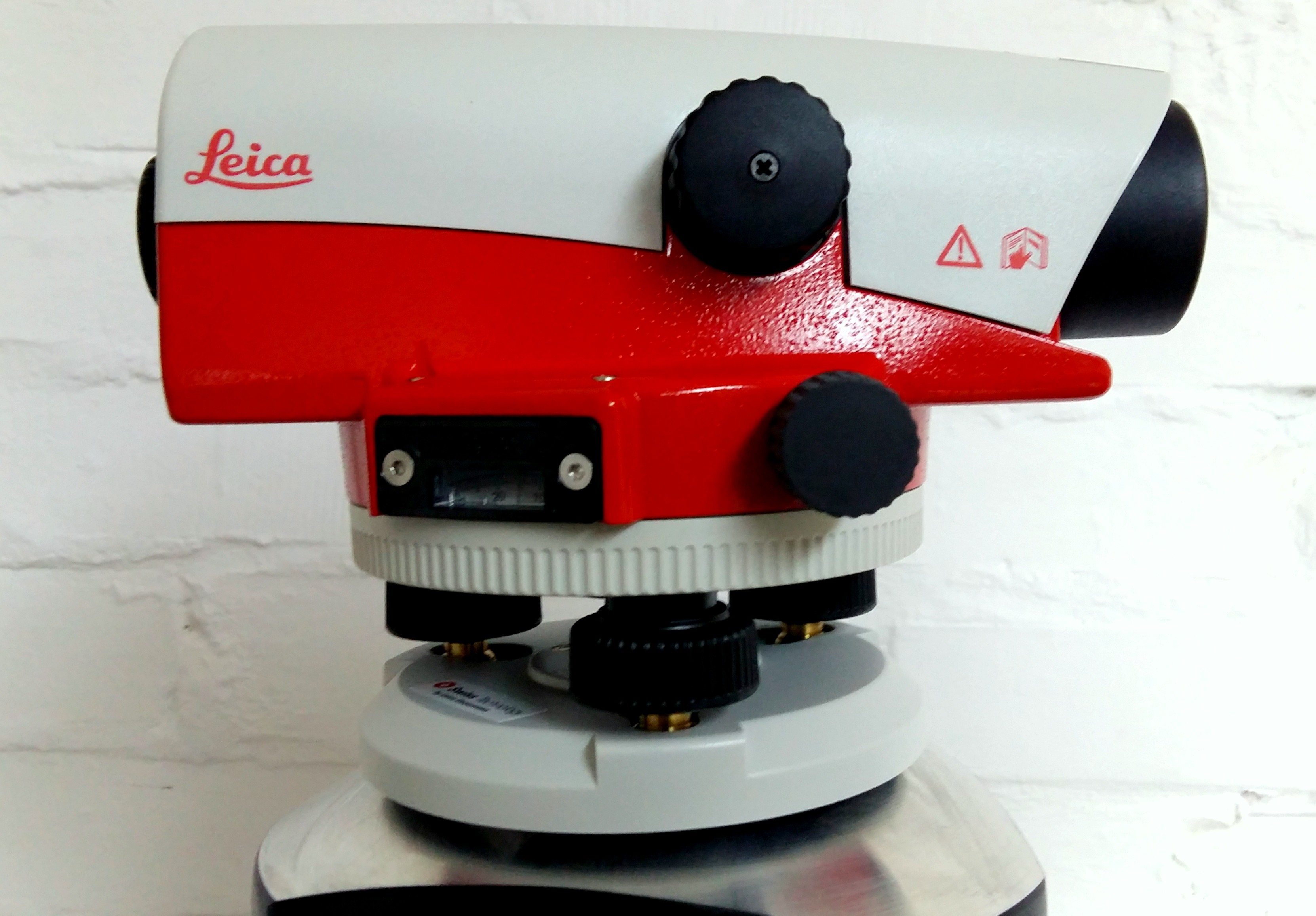 Leica Geosystems NA 730 plus. Niwelator optyczny (Najdokładniejszy)