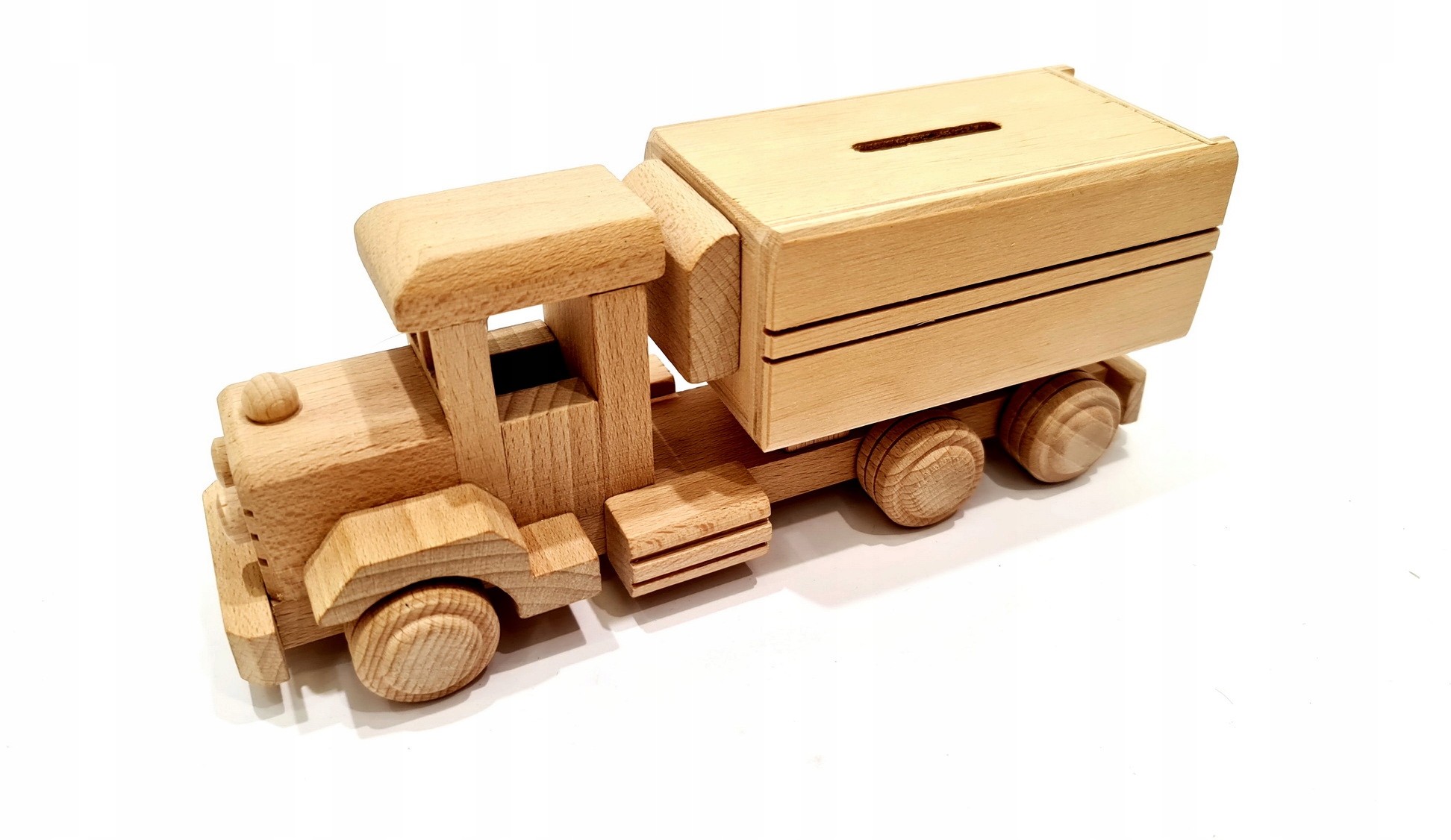 Tir samochód ciężarowy z skarbonka