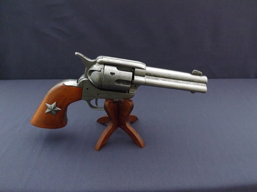 Denix SA REPLIKA REWOLWER 45 PEACEMAKER NA STOJAKU MODEL 1038+800 1038+800