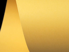 Vida Paper Brzoskwiniowy, gładki papier offsetowy. , 225 g/m3, 64x90cm, Kaskad Kestrel Corn. Karton ozdobny, 1 arkusz