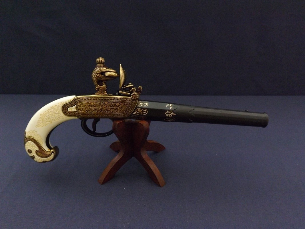 Denix SA REPLIKA ROSYJSKI PISTOLET CZARNOPROCHOWY NA STOJAKU MODEL 1238+800 1238+800