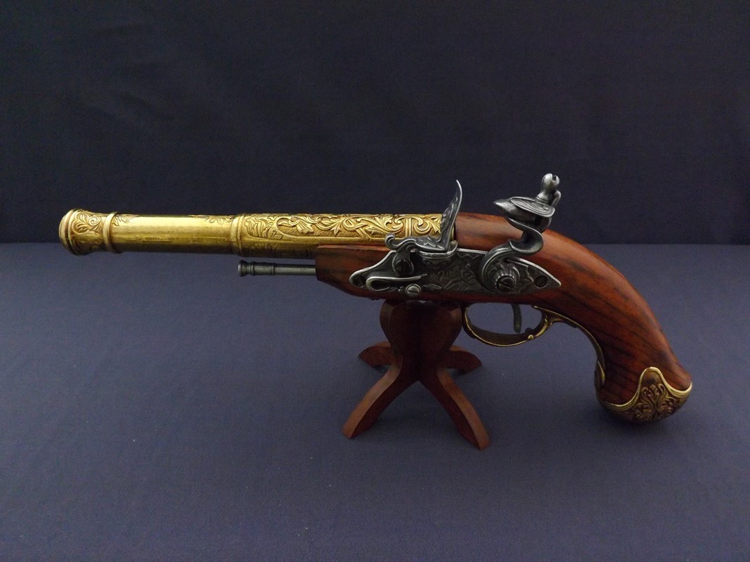 Denix SA REPLIKA LEWORĘCZNY PISTOLET SKAŁKOWY NA STOJAKU MODEL 1296L+800 1296L+800