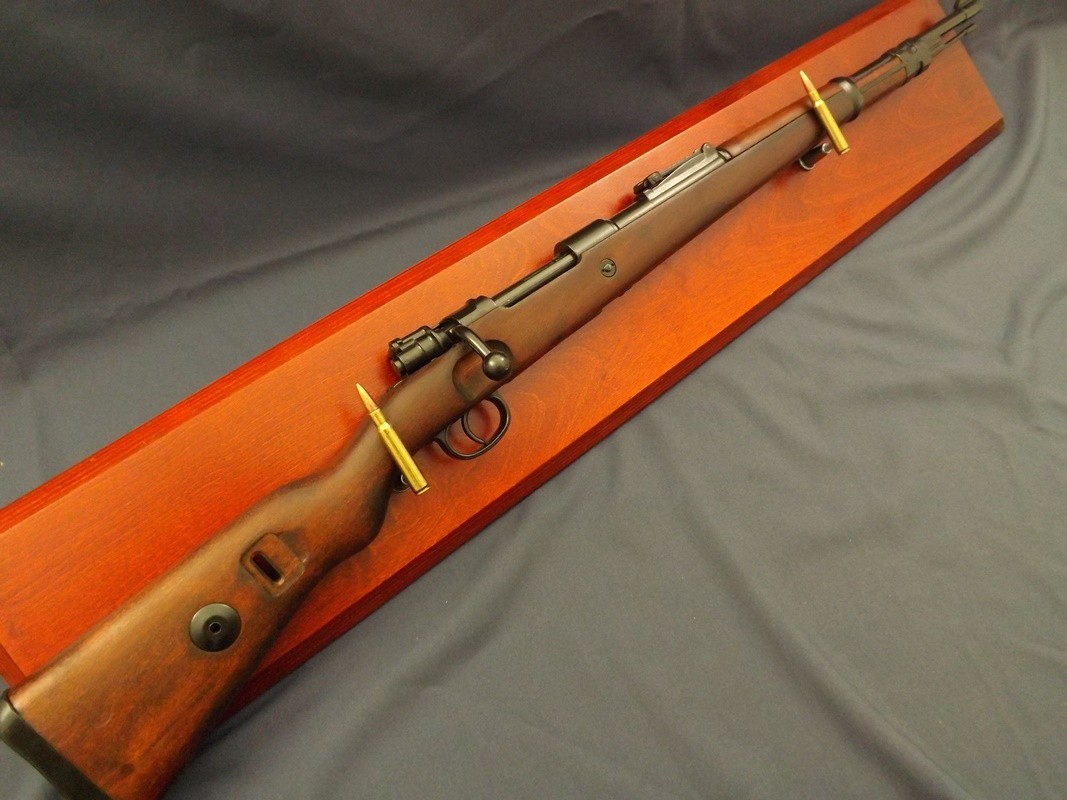 Denix SA REPLIKA KARABINU 98K MAUSER NA TABLO MODEL 1146+T+34