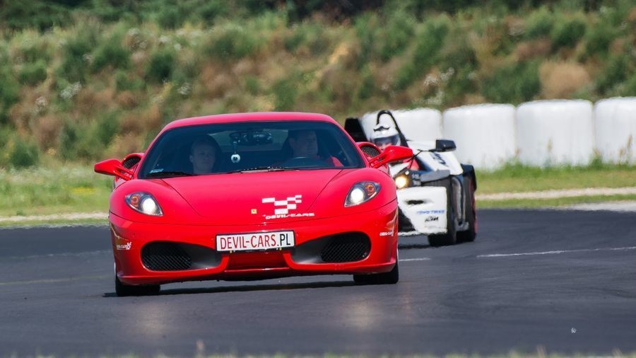 Jazda Ferrari i Ariel Atom - kierowca - Poznań Karting - 2 okrążenia JFIAP2