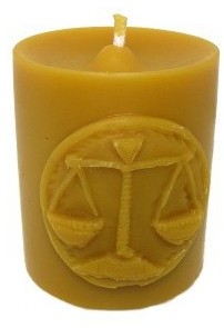 SAWAX Świeca z wosku naturalnego - zodiak Waga SZZ - 9 x 7,5 cm