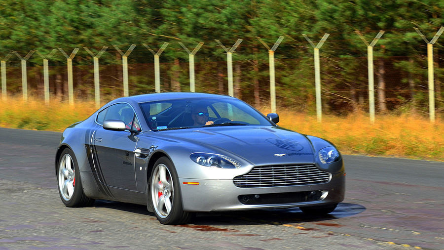 Jazda Aston Martin V8 Vantage - kierowca - Tor Kraków - 1 okrążenie JAMKR1
