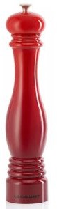 Le Creuset Młynek do pieprzu 30 cm wiśniowy 96002700060000