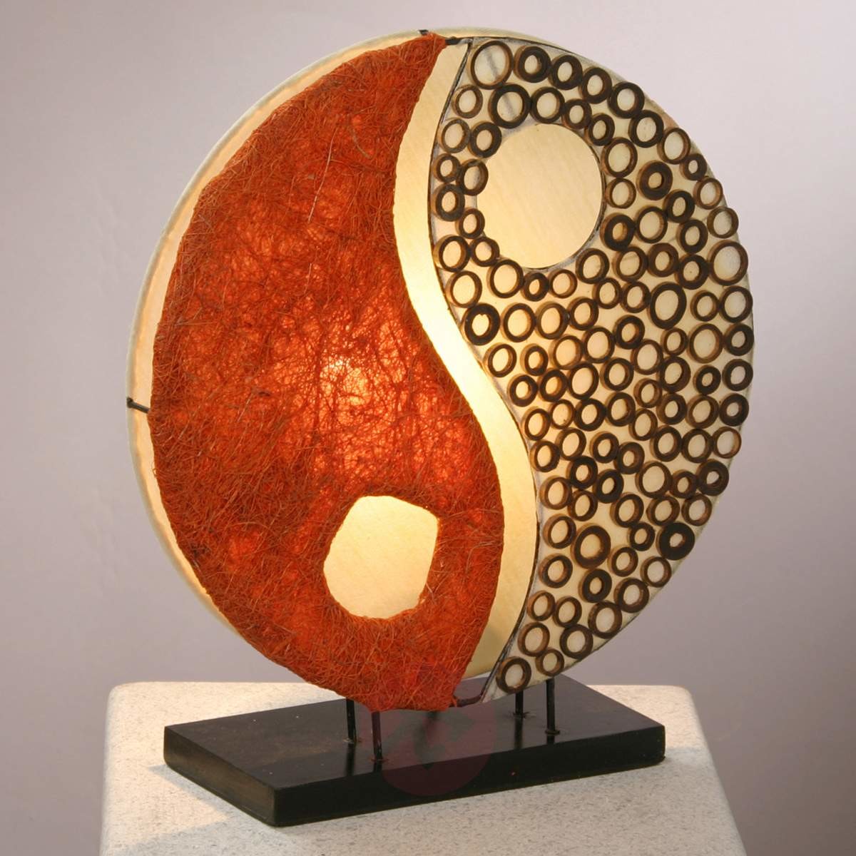 Woru Ying Yang lampa stołowa na drewnianej podstawie