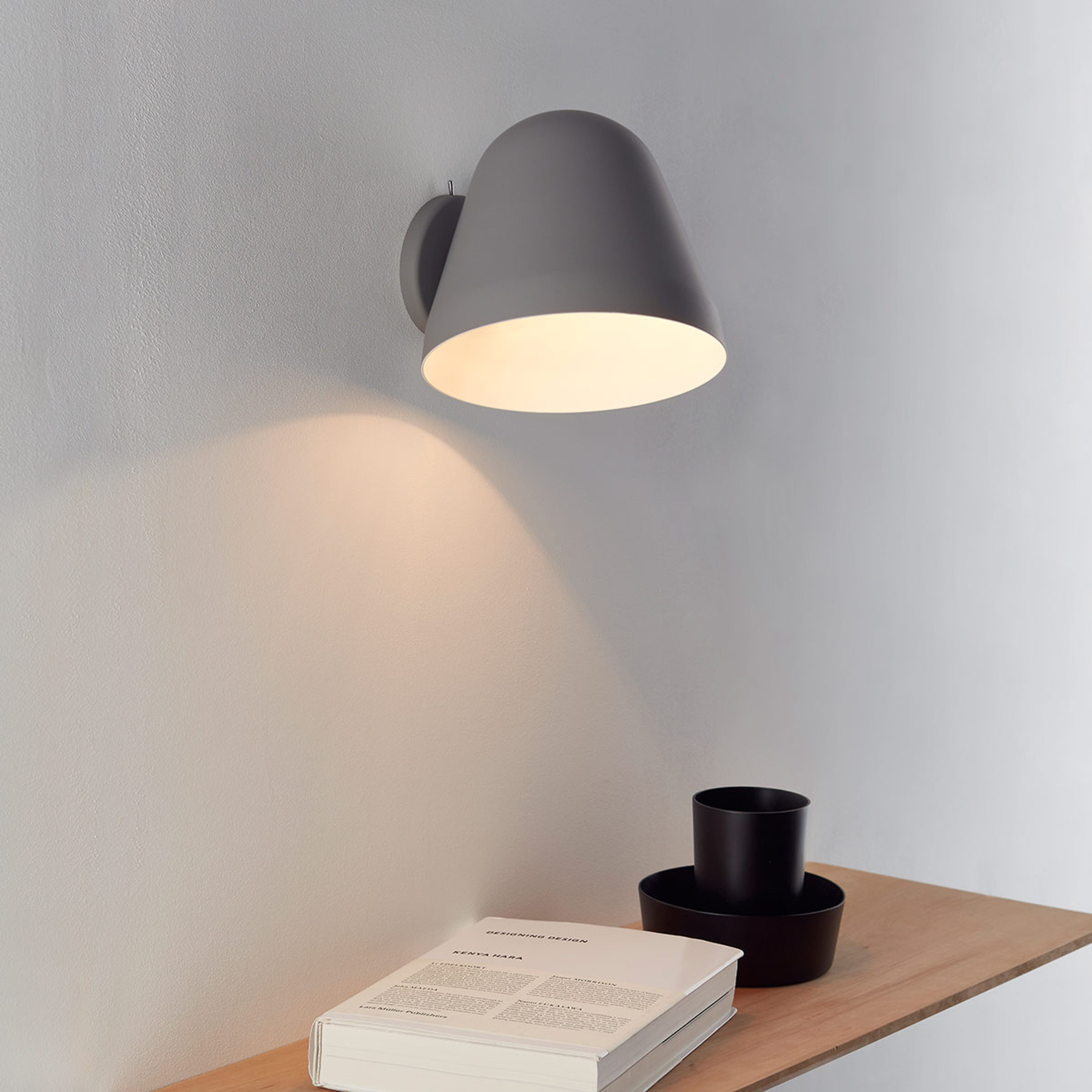NYTA Nyta Tilt Wall Short lampa ścienna, szara
