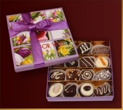 Chocobox Fioletowa-bombonierka-z-tulipanami
