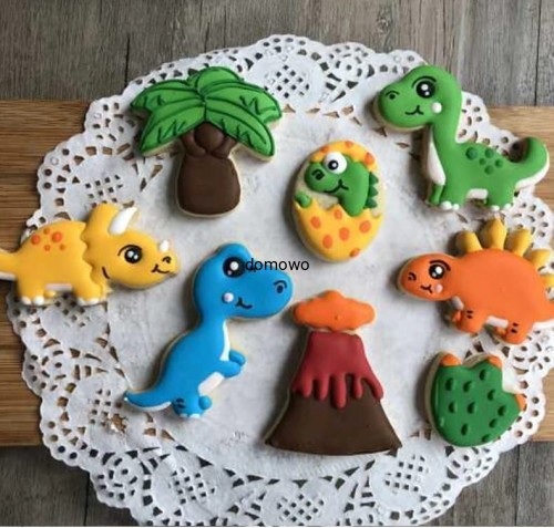 PLASTIKOWE FOREMKI WYKRAWACZE CIASTEK 8 szt dinozaury