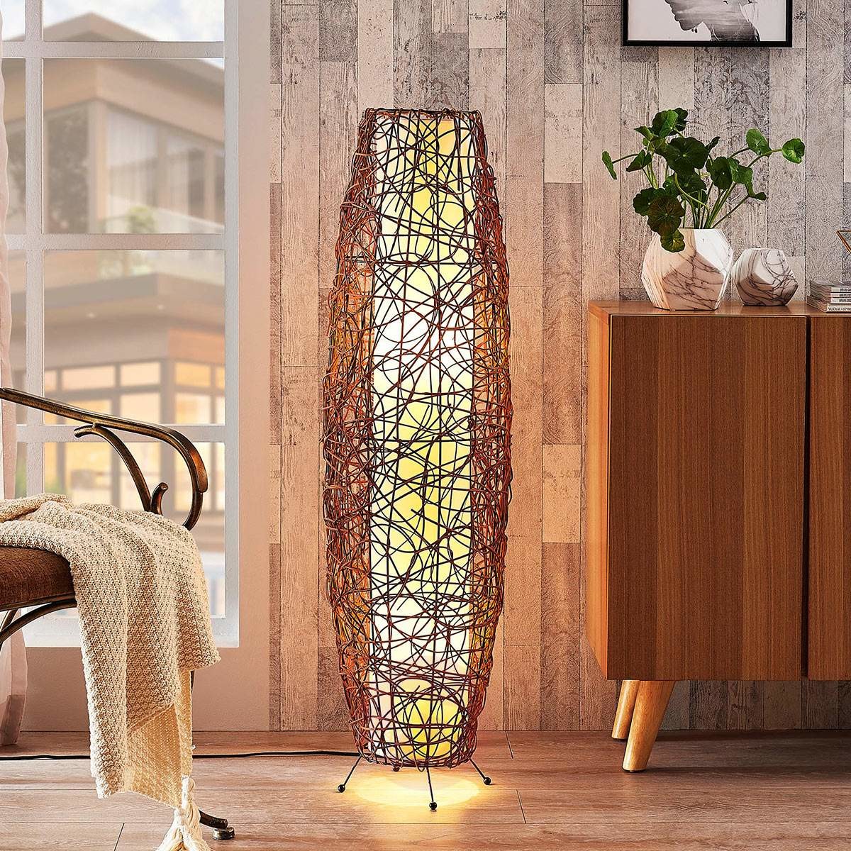Lampenwelt COM Nias pękata lampa stojąca z rattanu i tkaniny
