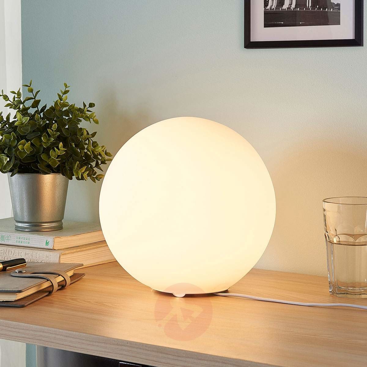 Lampenwelt.com Kulista szklana lampa stołowa Marike, biała