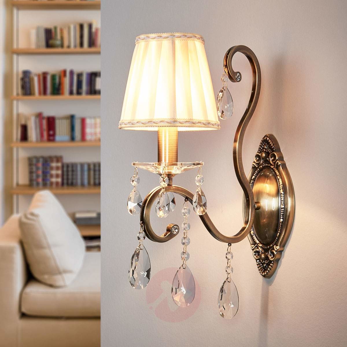 Lampa ścienna Estelle z satynowym abażurem