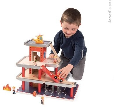 janod Remiza garaż drewniany z 10 akcesoriami - REMIZA GARAŻ