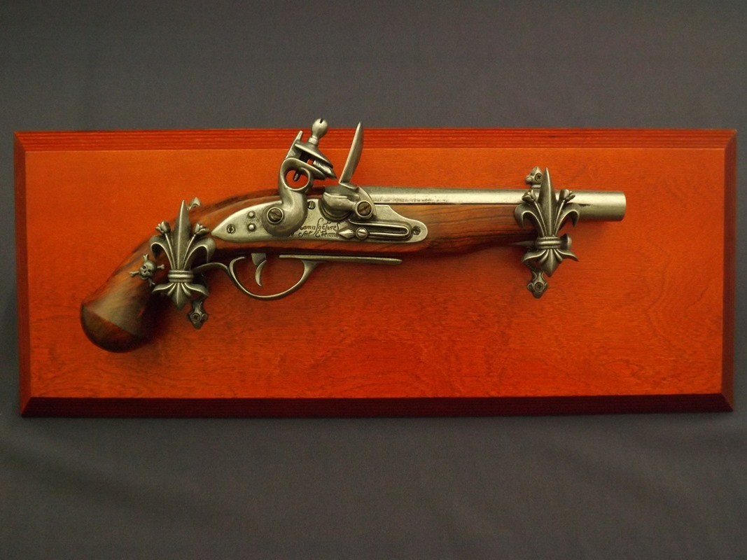 Denix SA REPLIKA FRANCUSKI PISTOLET PIRACKI NA TABLO MODEL 1012+TM+11G 1012+TM+11G