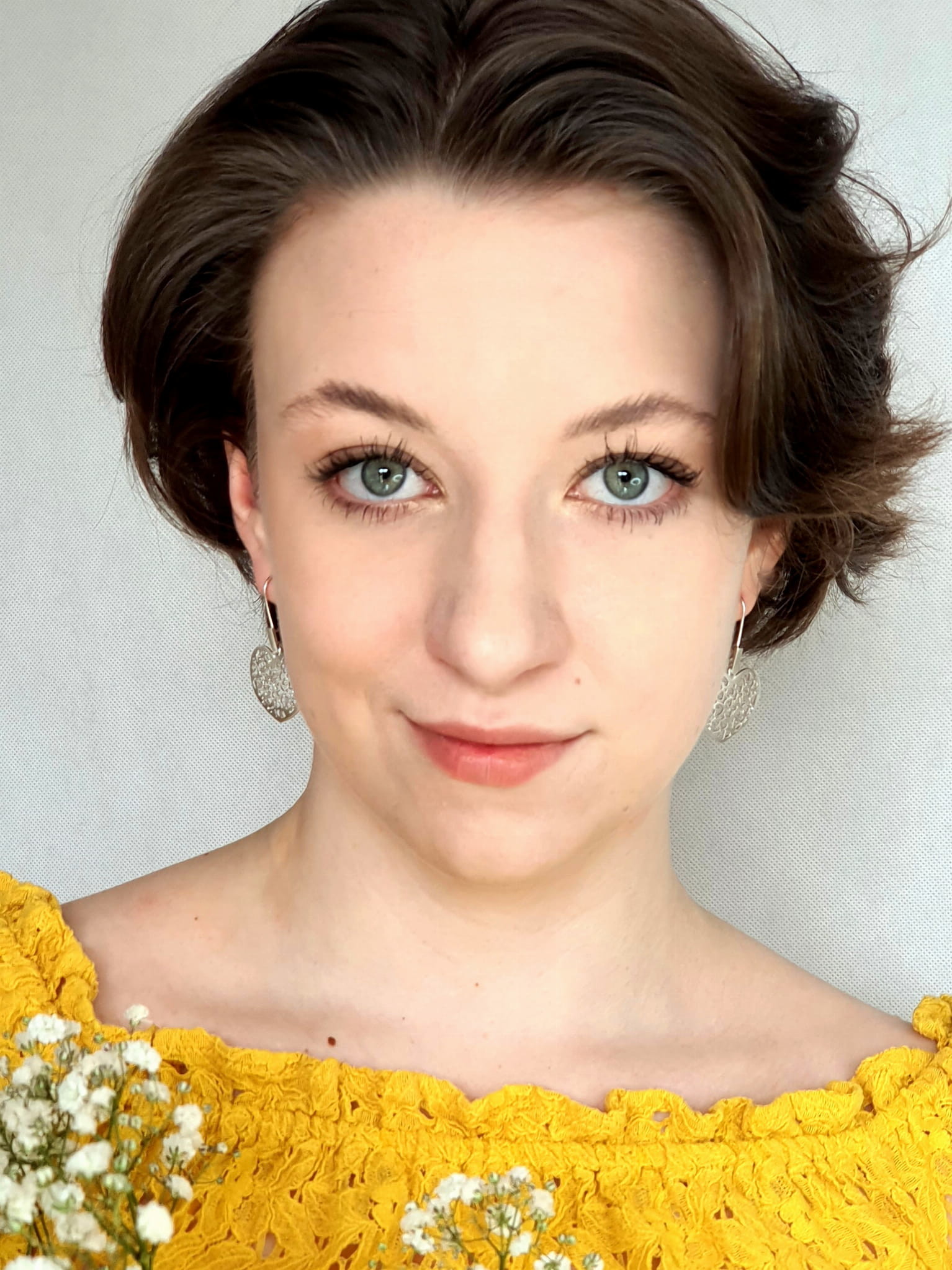 Venus Galeria Srebrne kolczyki - Ażurowe serduszka białe