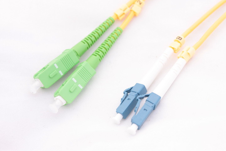 APC Opto Patchcord Opto LC/UPC-SC SM duplex 0.5m G657A2