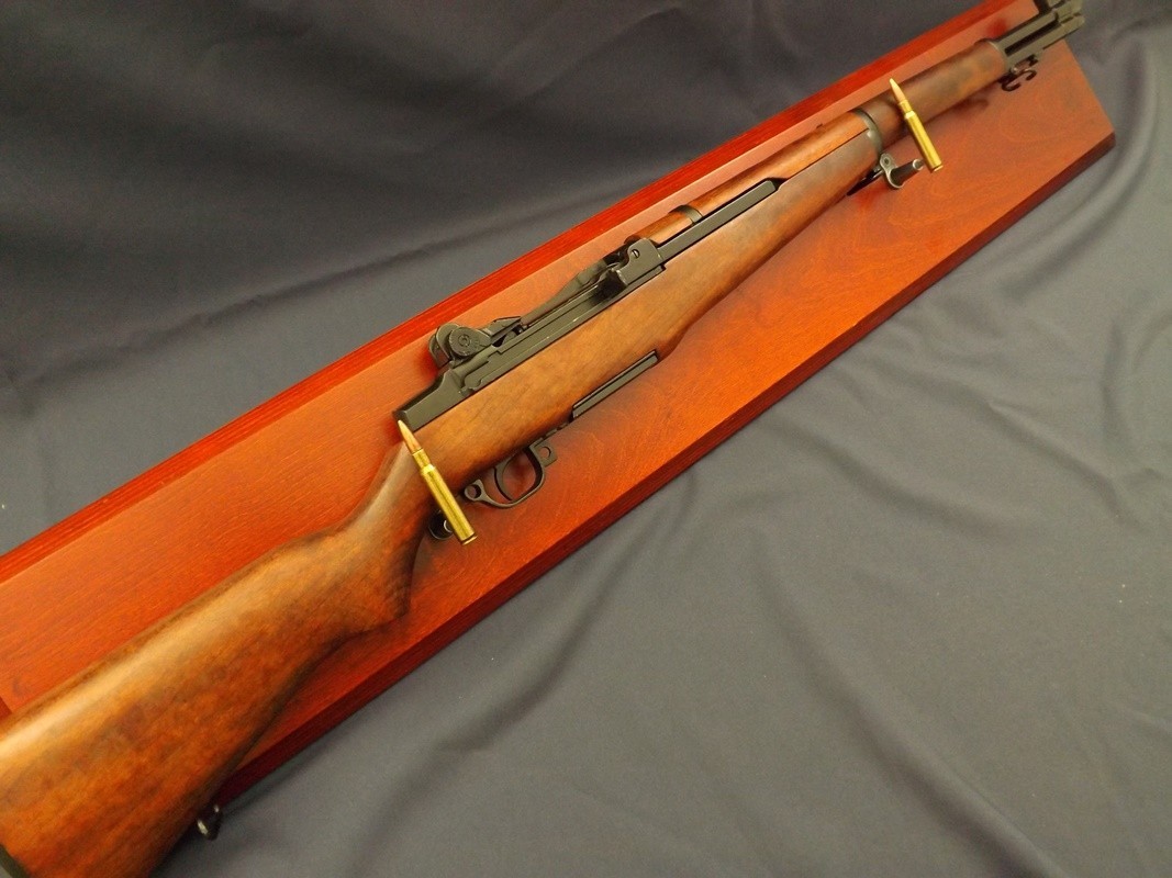Denix SA REPLIKA KARABINU GARAND M-1 NA TABLO MODEL 1105+T+34 1105+T+34