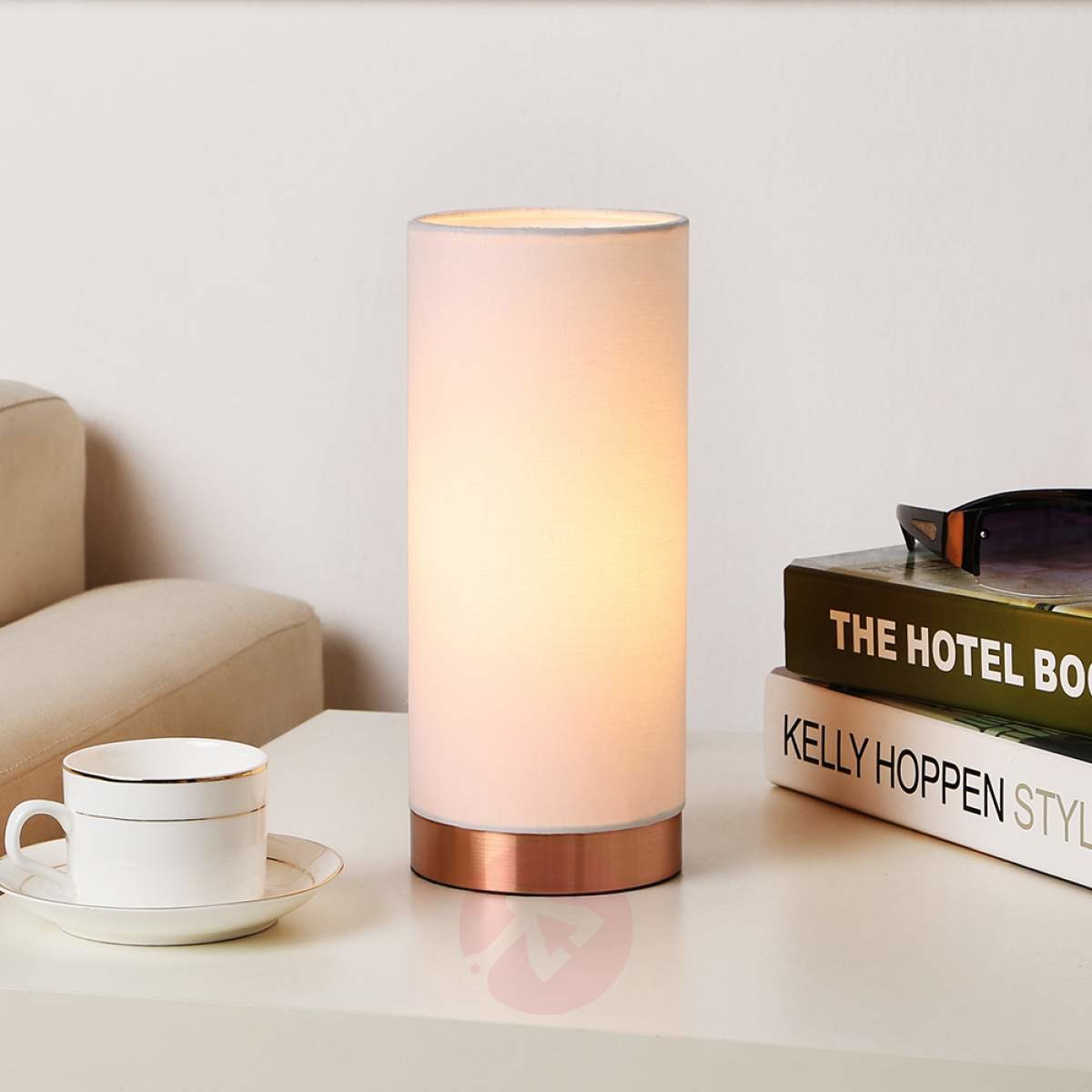 Lampenwelt Biała lampa stołowa Ronja z miedzianą podstawą